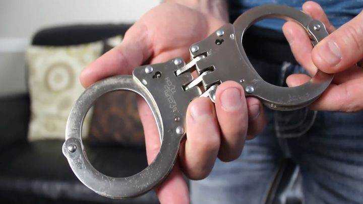 Наручники: пассивные спецсредства на страже порядка